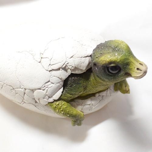 マイアサウラの赤ちゃん恐竜の卵 レプリカ・フィギュア（スタチュウ）　【孵化恐竜の彫刻置物】 
