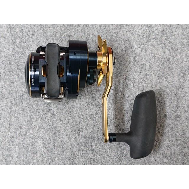 ダイワ 21 ソルティガIC 300HL-SJ （左） ベイトリール SALTIGA IC