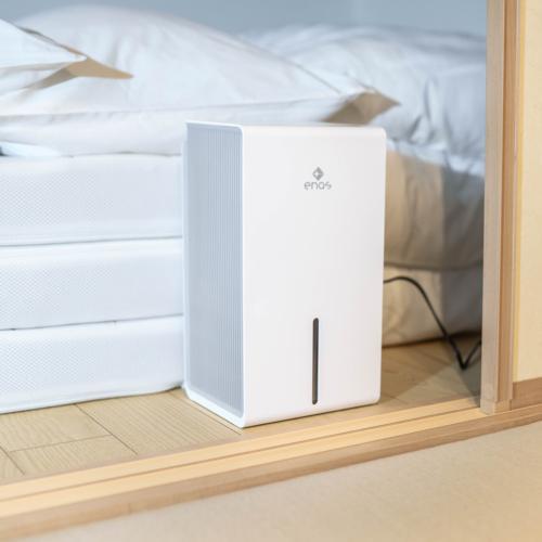 [美品]enas コンパクト除湿機 すみっこドライ enas(イーネーズ) ECDR1609-W（ホワイト) コンパクト除湿機 すみっこ