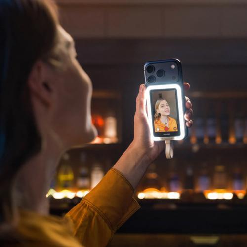 新品同様　Insta360 Snap (ライト付き) インスタ360 Insta360 Snap スマホ用自撮りモニター ライト付 CINSFAVE-01 3種類の