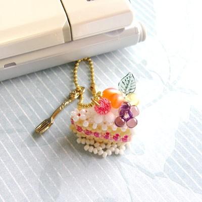 [BF004]MIYUKI ビーズキット スウィーツチャーム3 No.52デコレーションケーキ・カット[RPT] |  | 01