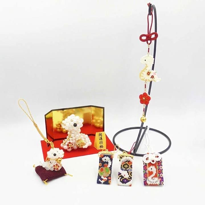 [VI001]ホビックス 2025干支(巳)【ビーズキット】打出のこづちと白へび根付け　PB-331[RPT] |  | 03