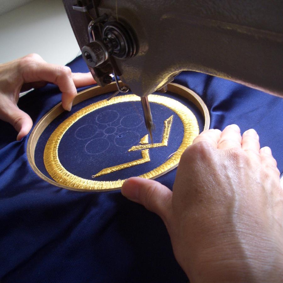 高級刺繍家紋額 49 丸に左三階松 日本 伝統 家紋 身近 家族 繁栄 健康