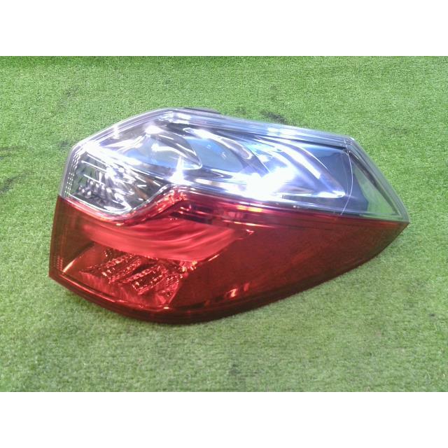 シャトル DAA-GP7 右テールランプ ハイブリッドXスタイルエディション