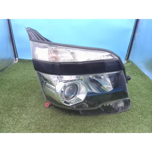 ヴォクシー DBA-ZRR70W 右ヘッドライト ZS 8人 202 コイト 28-225