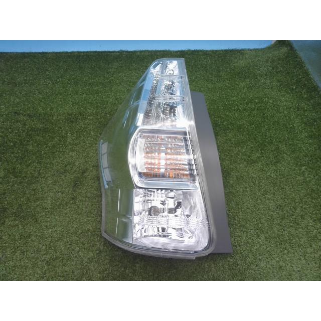 プリウスα DAA-ZVW41W 左テールランプ G 5人 070 スタンレー 47-46  