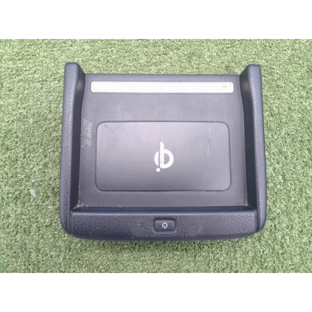 ヴォクシー DAA-ZWR80G モバイルワイヤレスチャージャー 電装部品