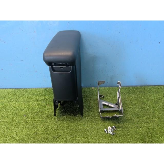 アクア DAA-NHP10 コンソールボックス G 082 58925-52010 58905-52020
