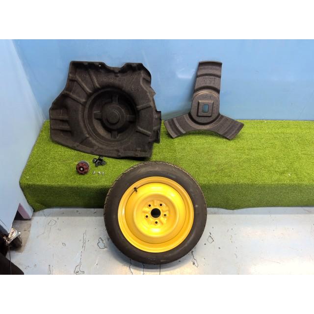 エスクァイア DAA-ZWR80G テンパータイヤ スペアタイヤ TOYO T135