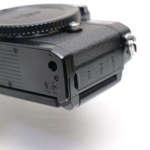 新品同様 Nikon Zfc ボディ ブラック ミラーレス一眼 NIKON 即日発送