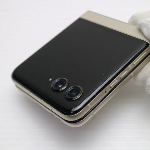 新品同様 SIMフリー motorola razr 50 サンドクリーム スマホ