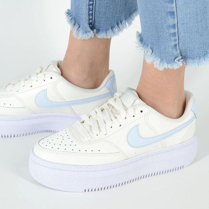 ナイキ　コートビジョンアルタ　ホワイト　水色 NIKE（ナイキ） W NIKE COURT VISION ALTA ウィメンズ コート ビジョン