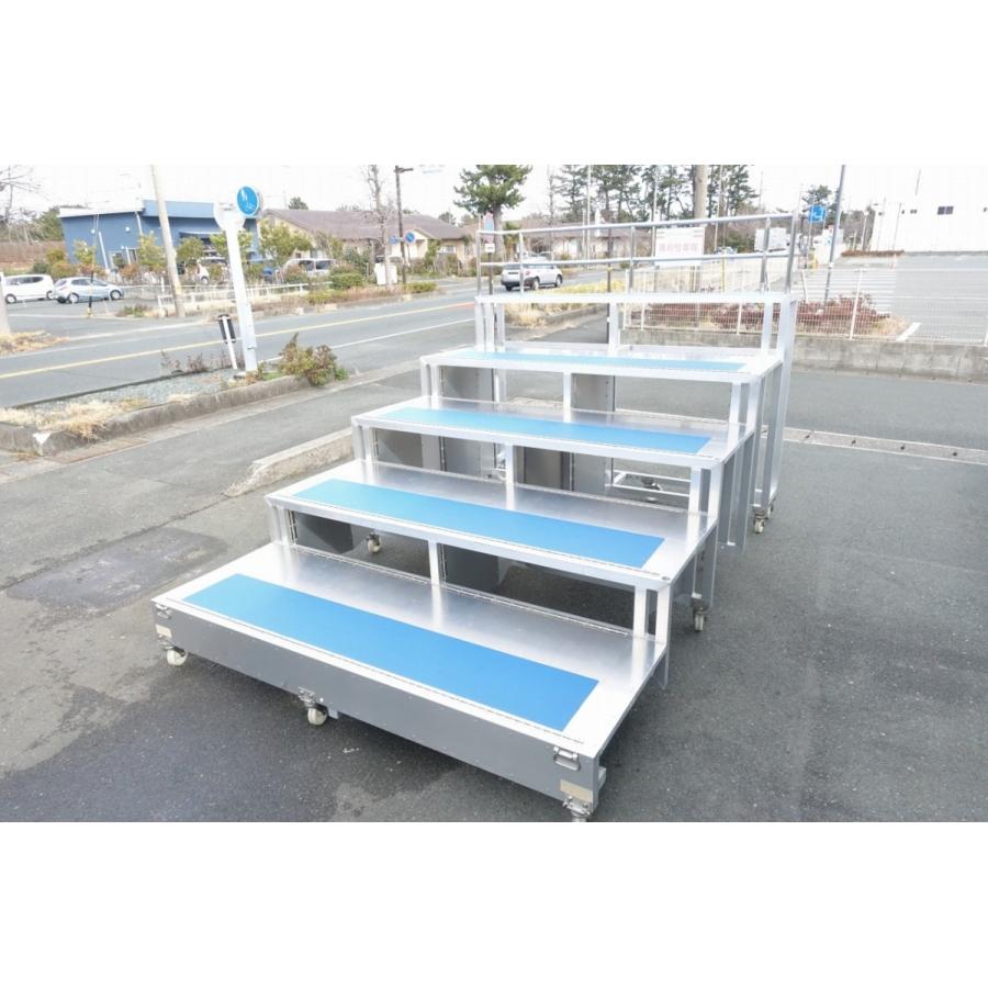 値下げ。高級格安中古ひな壇・観覧席、ステージ　階段２段式　ｗ２７０ｄ８０（４０）ｈ６０ｃｍ,２段アルミニューム製　連結簡単組立て。頑丈で綺麗な昭和アルミニウム製。 店舗引渡のみ 定員25人 5列5段 アルミ製 仮設 観客席 移動式 折り畳み