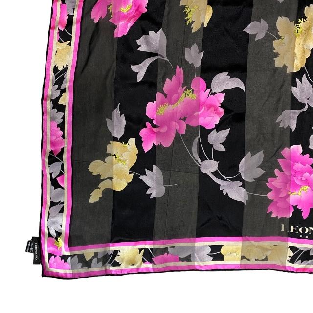 美品　レオナール  LEONARD 花柄スカーフ　シルクスカーフ　大判スカーフ 美品！ LEONARD 花柄 大判 シルクスカーフ レオナール 紫・黒