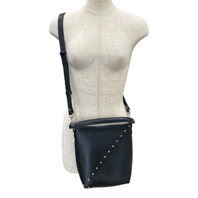 ★VALENTINO★GARAVANI スタッズ バケットバッグ 関税負担なし☆VALENTINO ロックスタッズ バケットバッグ