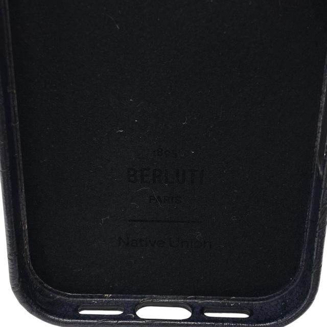Berluti（ベルルッティ） iPhoneカバー iPhone 16 Pro対応 スクリット