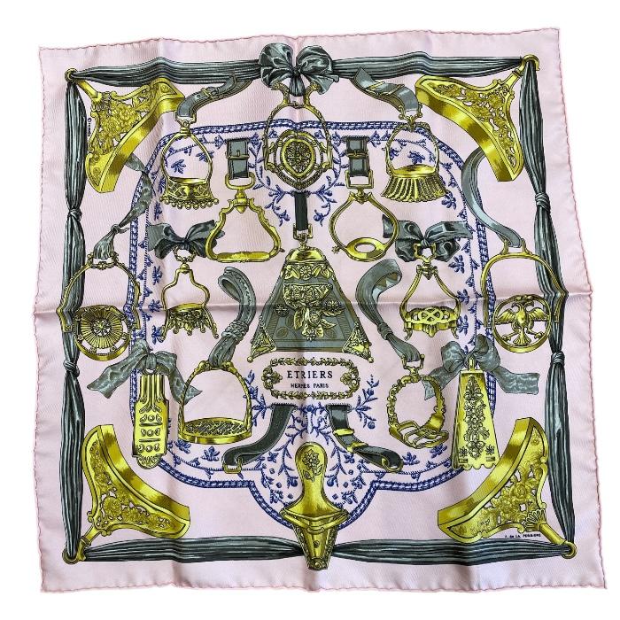 HERMES エルメス カレ 45 ETRIERS 鐙 馬具柄 スカーフ 鎧 HERMES（エルメス） 美品 スカーフ カレ45 ETRIERS 鐙柄 総柄