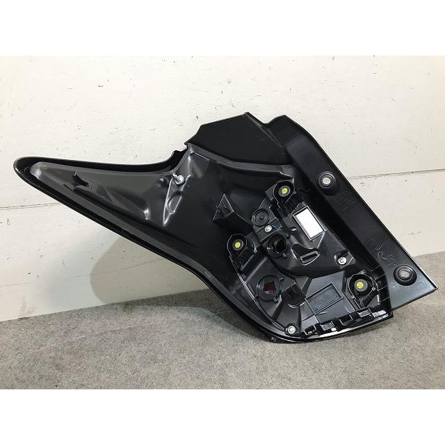 ヤリス KSP210/MXPA10/MXPH10 純正 右テールランプ/ライト/レンズ