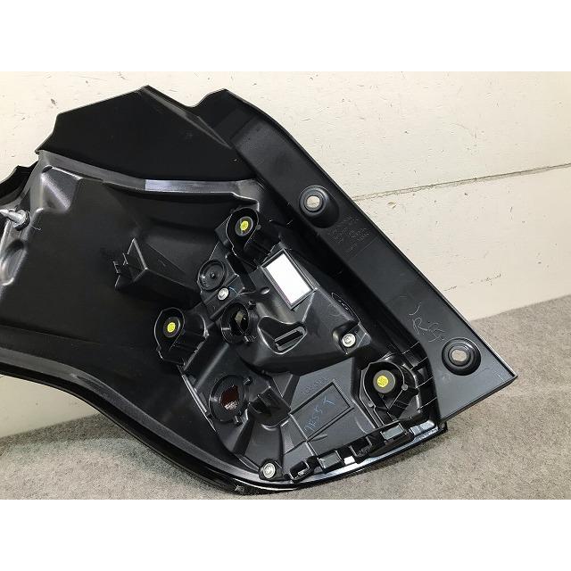 ヤリス KSP210/MXPA10/MXPH10 純正 右テールランプ/ライト/レンズ