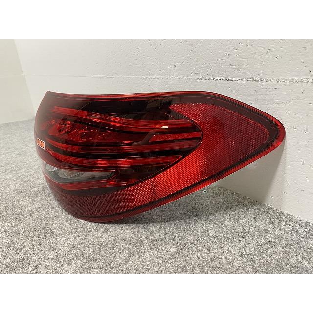 新品!Cクラス W205 純正 後期 右 テールランプ/ライト/レンズ LED