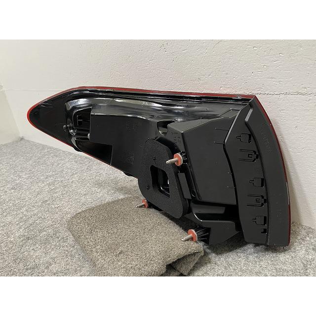 新品!Cクラス W205 純正 後期 右 テールランプ/ライト/レンズ LED