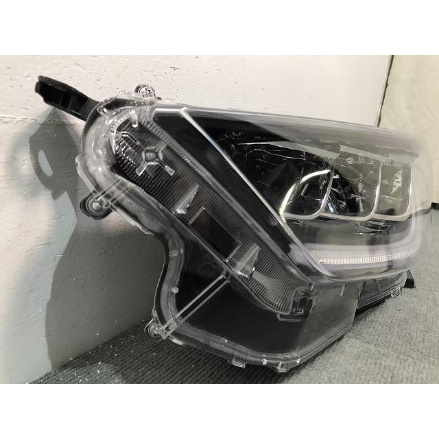 トヨタ　ヤリス　右ヘッドライト　MXPJ15 トヨタヤリス右ヘッドライトMXPJ15
