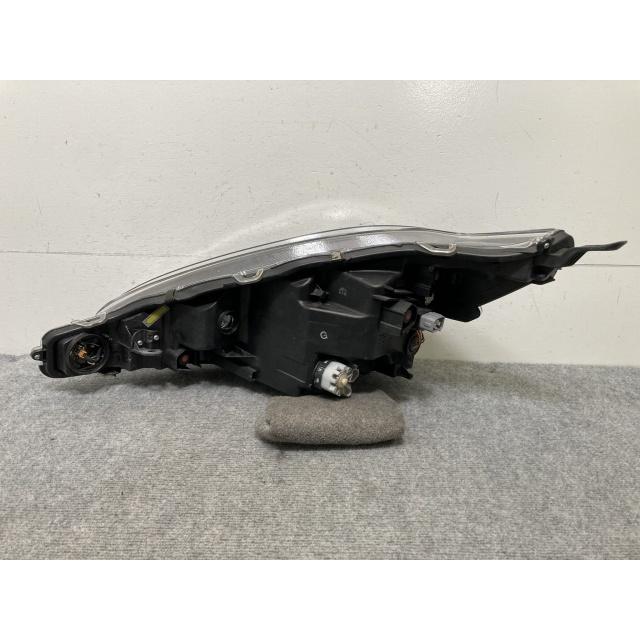 アクア AQUA NHP10 純正 後期 右 ヘッドライト ランプ LED