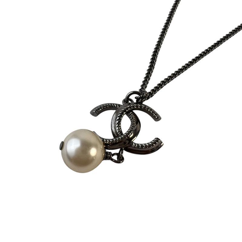 CHANEL ココマーク フェイクパール ネックレス シルバー A-8459 CHANEL ココマーク フェイクパール ネックレス シルバー A-8459