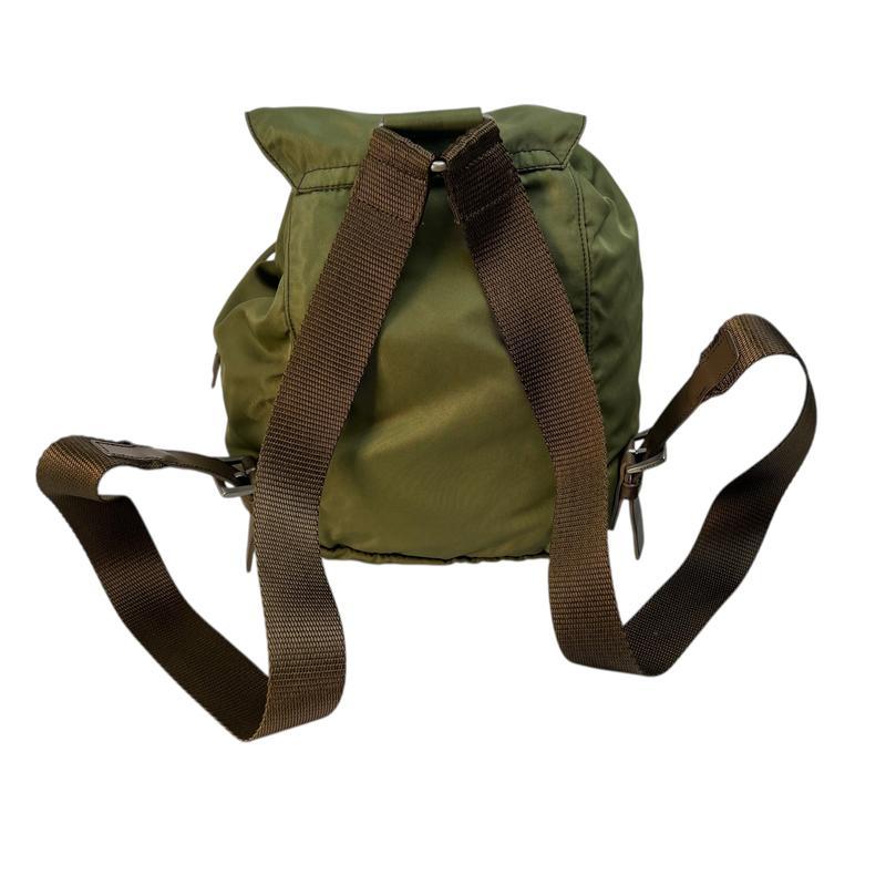 【美品】プラダ リュック 三角ロゴプレート ナイロン レザー グリーン 男女兼用 PRADA（プラダ） 三角プレート ナイロン バックパック・リュック