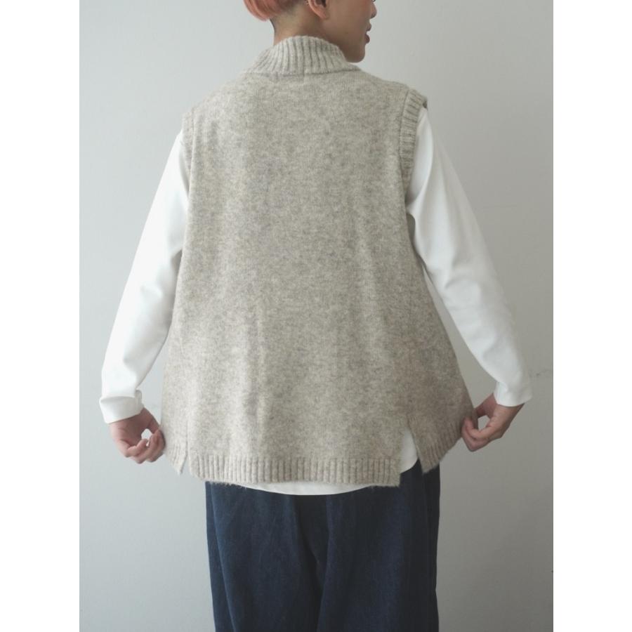 mao made（マオメイド） ベスト ニット モックネック ハイネック 前