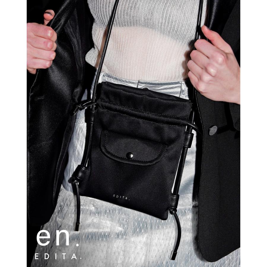 ショルダーバックを下げたプラチナフォックスさん blackdia ocean（ブラックダイヤオーシャン） ショルダーバッグ バッグ