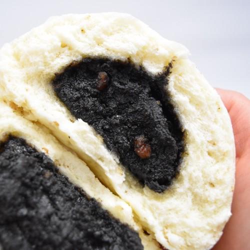 公式ショップ 江戸清 クルミ入り黒ゴマあんまん  黒胡麻餡、小豆の合わせ餡に柑橘系の香りがほんのりと香るお饅頭 |  | 01