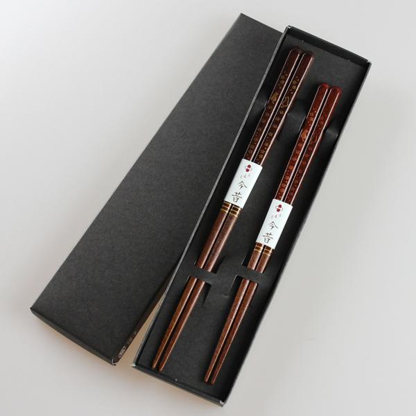 郵送で送料無料 夫婦箸 ペア お箸 漆塗猫模様 黒紙箱入り 国産 : 漆器