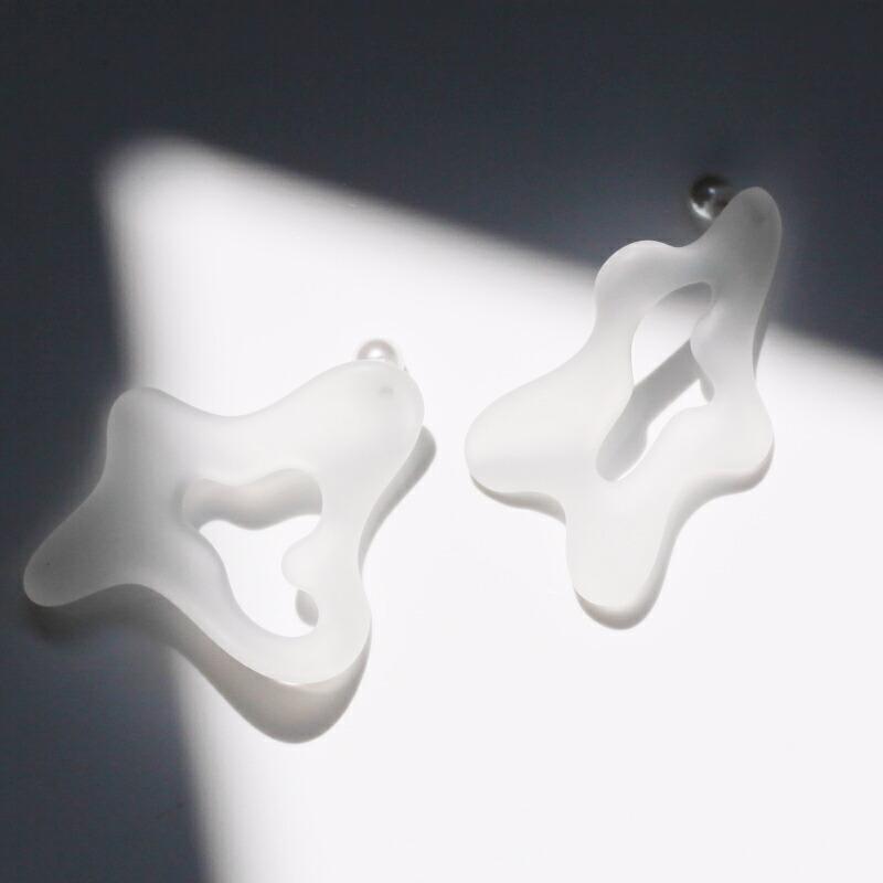 Iria Ashimine（イリア アシミネ） / Twist ピアス - MATTE レディース ギフト プレゼント 記念日 アクセサリー ジュエリー 透明 クリア 素材 樹脂 大ぶり あ… |  | 01