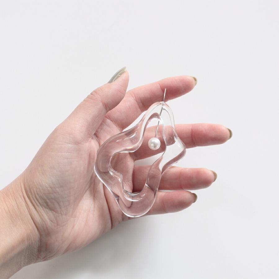 Iria Ashimine（イリア アシミネ） / Pacific oyster ピアス - CLEAR レディース ギフト プレゼント 記念日 アクセサリー ジュエリー 透明 クリア 素材 樹脂 … | clear | 01