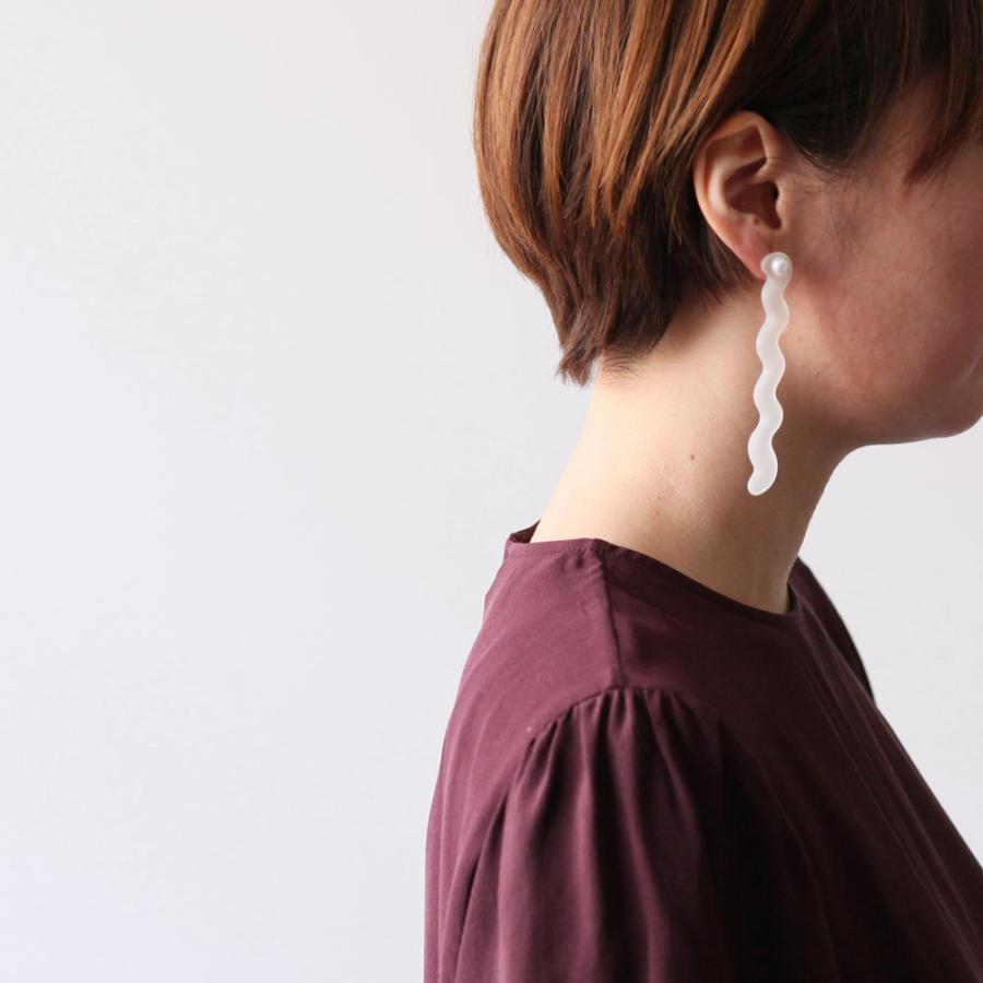 Iria Ashimine（イリア アシミネ） / Snake long ピアス - MATTE レディース ギフト プレゼント 記念日 アクセサリー ジュエリー 透明 クリア 素材 樹脂 大ぶ… |  | 02