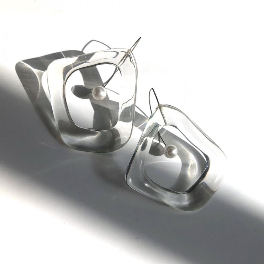 Iria Ashimine（イリア アシミネ） / Square ピアス - CLEAR レディース ギフト プレゼント 記念日 アクセサリー ジュエリー 透明 クリア 素材 樹脂 大ぶり あ… | clear | 01