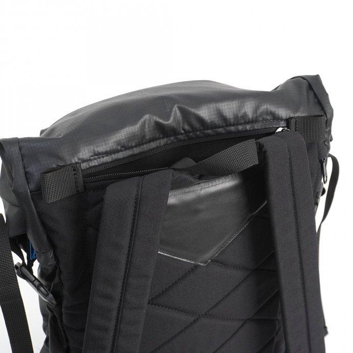 BRAASI INDUSTRY（ブラアシィインダストリー） / リュック メンズ 大きい 大容量 防水 MIKA - 22L Black 耐水ロールトップバックパック ブラッ… |  | 04