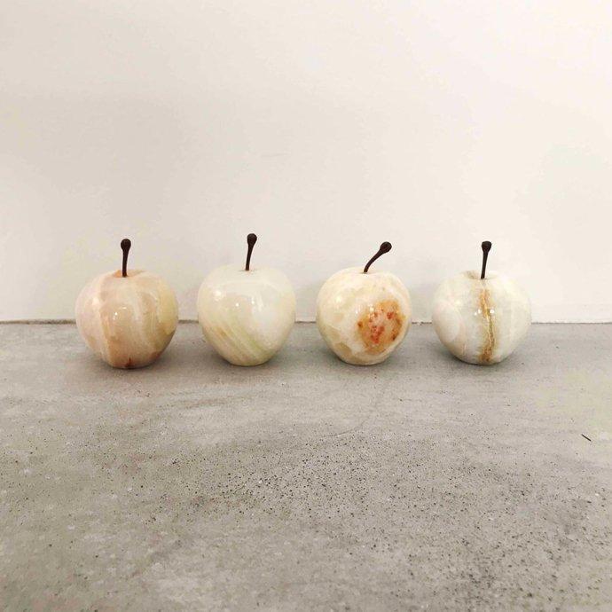 Marble Apple - White / Small マーブルアップル ホワイト／スモール | 雑貨 置物 ペーパーウエイト オブジェ プチギフト プレゼント お祝い 贈り物 ポイント … | DETAIL | 02