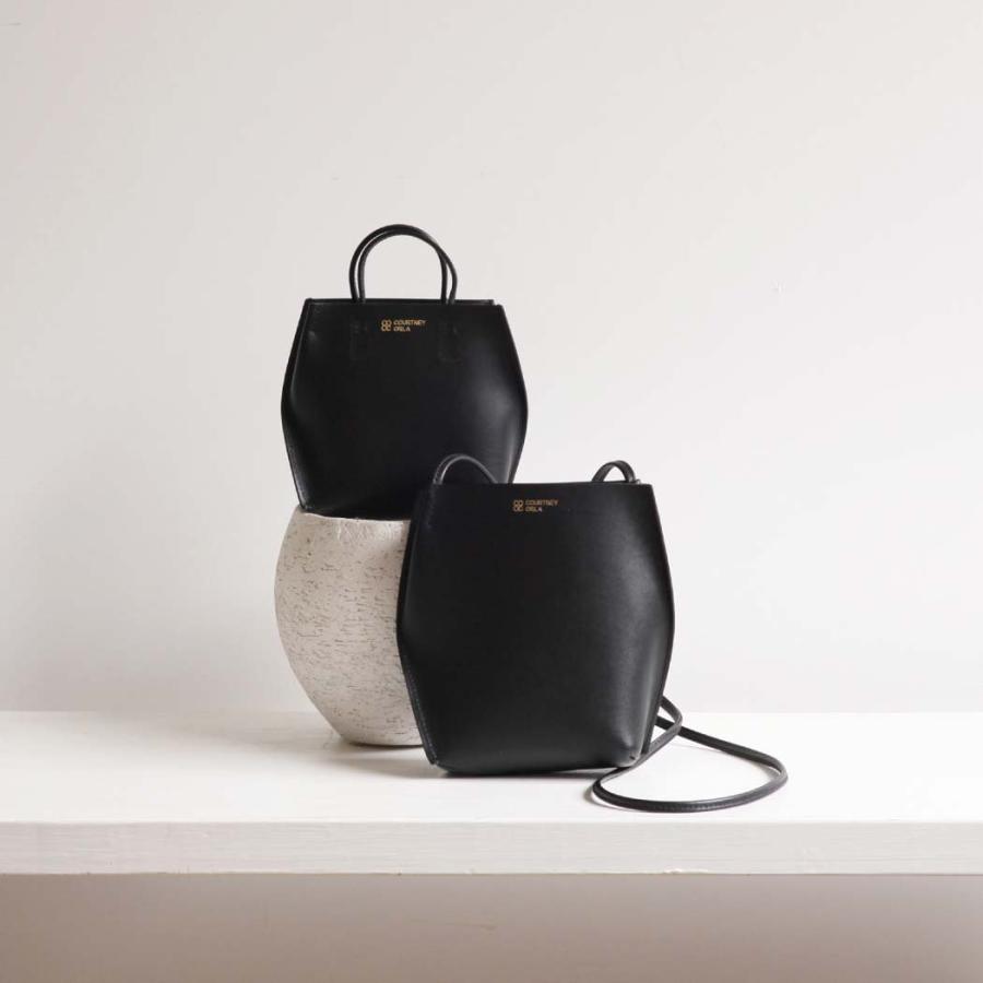 COURTNEY ORLA (コートニーオーラ) SLOPE TOTE mini ブラック スムースレザー SLO22FCL011001BK ショルダーバッグ 黒  シンプル 無地 鞄 ビジネス 通勤 仕事 … | COURTNEY ORLA | 04