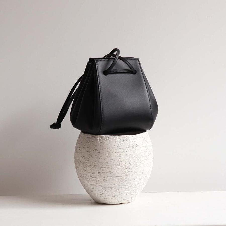 COURTNEY ORLA (コートニーオーラ) ORB s ブラック スムースレザー ORB22FCL013003BK ミニ 巾着 バッグ 黒 大きく開く 小さい シンプル 無地 鞄 ビジネス 通勤… | COURTNEY ORLA