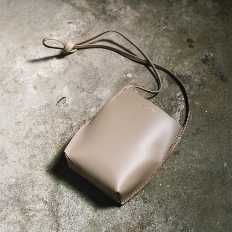 COURTNEY ORLA (コートニーオーラ) / SLOPE TOTE mini - トープ スムースレザー SLO23FCL011001TPE ショルダーバッグ  グレー ベージュ シンプル 無地 鞄 バッ… | COURTNEY ORLA | 07