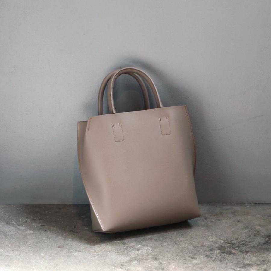 COURTNEY ORLA (コートニーオーラ) / SLOPE TOTE s - トープ スムースレザー SLO23FCL011002TPE トートバッグ  グレー ベージュ シンプル 無地 鞄 バッグ シン… | COURTNEY ORLA | 04