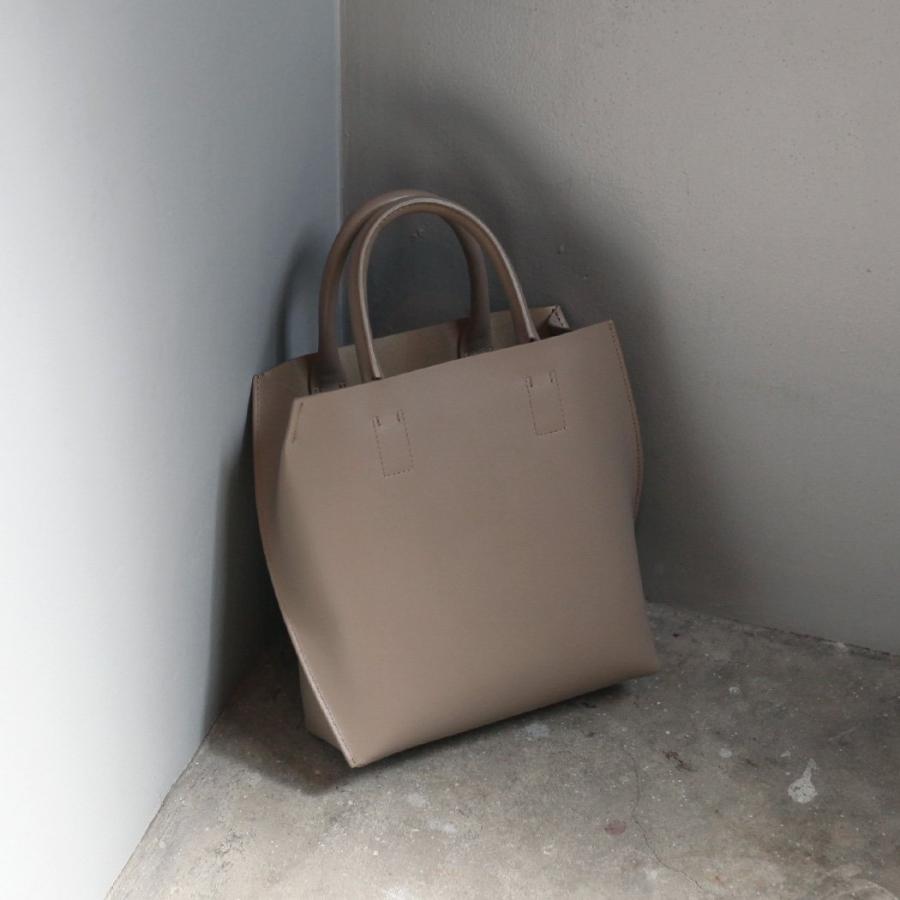 COURTNEY ORLA (コートニーオーラ) / SLOPE TOTE s - トープ スムースレザー SLO23FCL011002TPE トートバッグ  グレー ベージュ シンプル 無地 鞄 バッグ シン… | COURTNEY ORLA | 05
