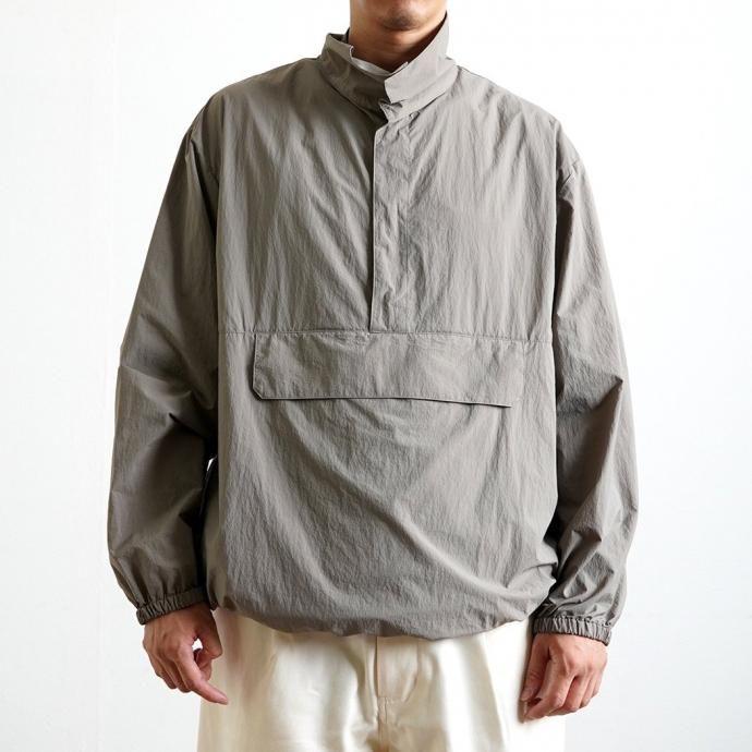 STILL BY HAND スティルバイハンド / BL07243 - KHAKI BEIGE ナイロン プルオーバージャケット | STILL BY HAND | 02