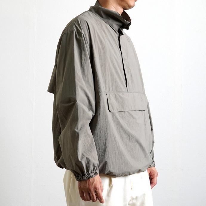 STILL BY HAND スティルバイハンド / BL07243 - KHAKI BEIGE ナイロン プルオーバージャケット | STILL BY HAND | 03