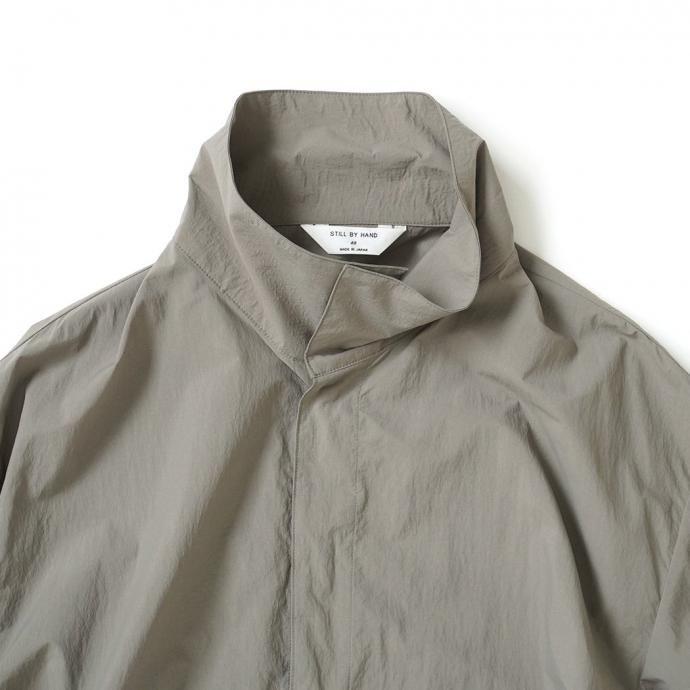 STILL BY HAND スティルバイハンド / BL07243 - KHAKI BEIGE ナイロン プルオーバージャケット | STILL BY HAND | 05