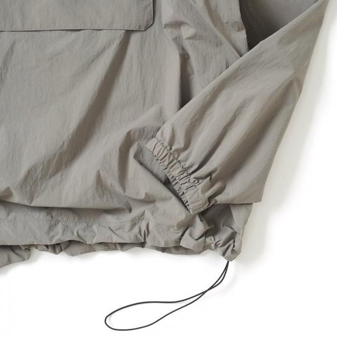 STILL BY HAND スティルバイハンド / BL07243 - KHAKI BEIGE ナイロン プルオーバージャケット | STILL BY HAND | 08