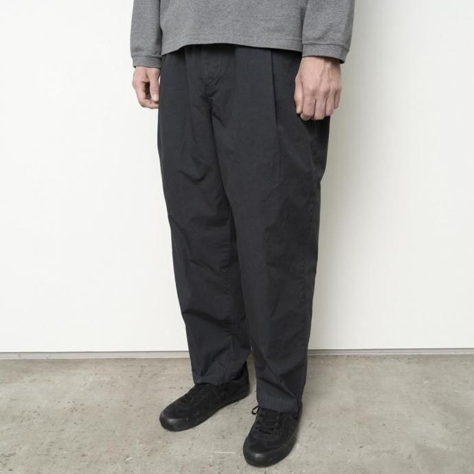 STILL BY HAND スティルバイハンド / PT02253 - BLUE CHARCOAL ガーメントダイ ディープタックパンツ | STILL BY HAND | 05