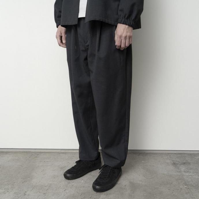 STILL BY HAND スティルバイハンド / PT01253 - INK BLACK リラックスド 2タックパンツ | STILL BY HAND | 05